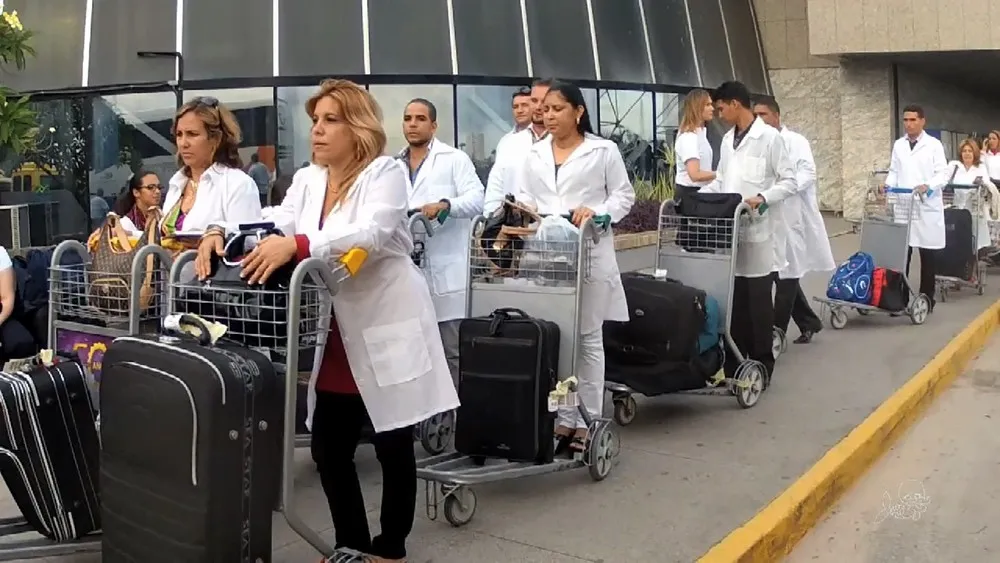 'Mais Médicos' quando chegaram ao Brasil em 2013 — Foto: TV Verdes Mares/Reprodução