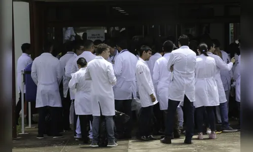 Médicos formados no exterior tentam validar diploma no Brasil