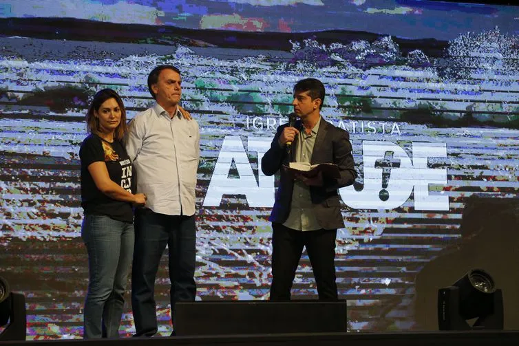 A futuro primeira-dama Michelle Bolsonaro ao lado do marido Jair Bolsonaro, durante culto na Igreja Batista Atitude, no Rio de Janeiro - foto: Fernando Frazão/Agência Brasil