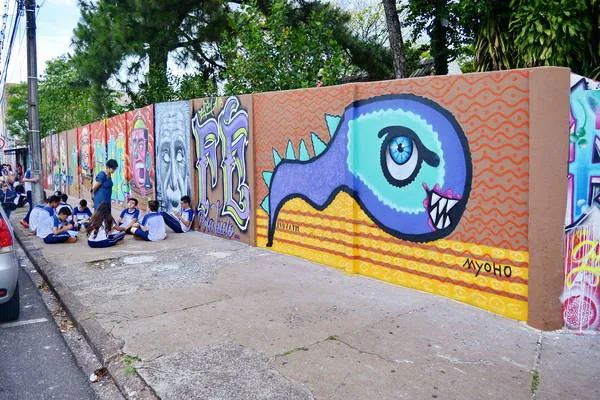 Muros de colégio viram obra de arte nas mãos de grafiteiros