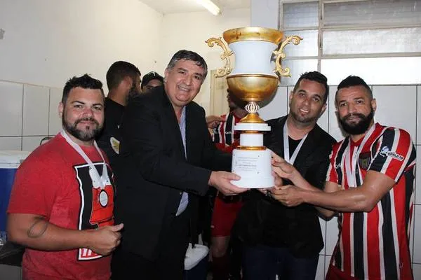 Rogério Melendez, Amauri Escudero, Douglas Rodrigues de Lima e Salatiel com o troféu de vice-campeão da Terceirona |  Foto: Thaise Oliveira/FPF
