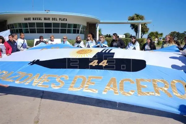 Familiares se manifestam para pedir que submarino argentino seja resgatado