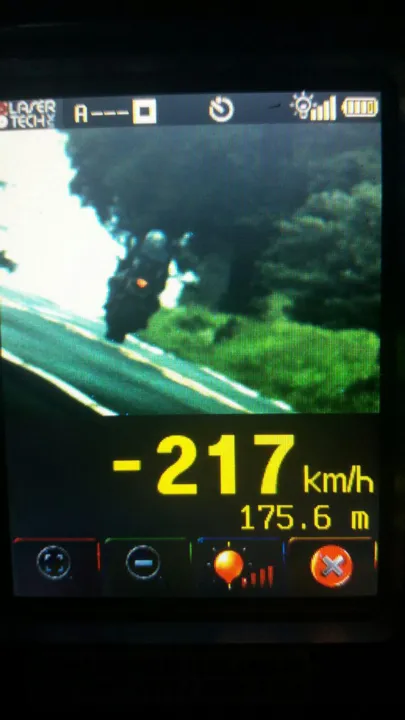 PRF flagra motociclista dirigindo a 217 km/h