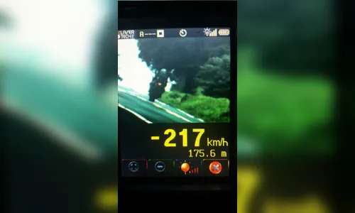 PRF flagra motociclista dirigindo a 217 km/h