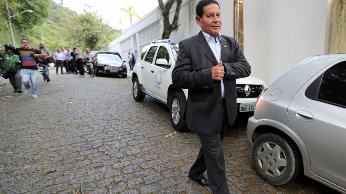 Vice de Bolsonaro viajou em avião de empresário do PR e não declarou ao TSE - foto - © REUTERS/Sergio Moraes