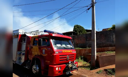   Casa é destruída por incêndio em Arapongas