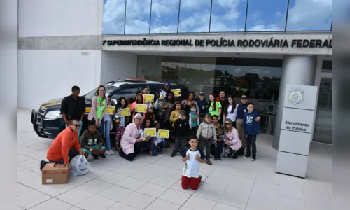 
							Em apoio a crianças com câncer, servidores da PRF raspam o cabelo
						
						