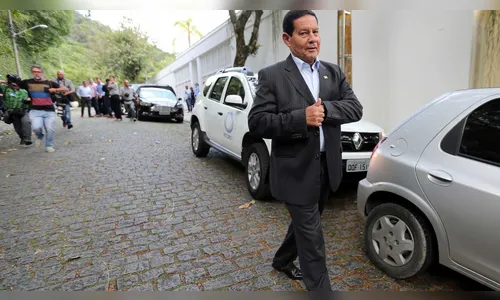 Vice de Bolsonaro viajou em avião de empresário do PR e não declarou ao TSE