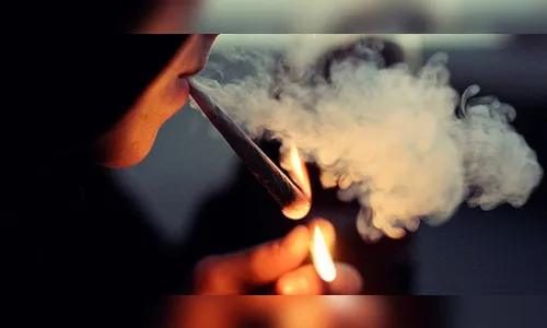 Grupo de meninas é flagrado pela PM usando drogas na Avenida Arapongas