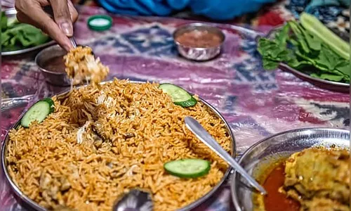 Mulher mata o namorado, cozinha e serve com arroz a diversas pessoas