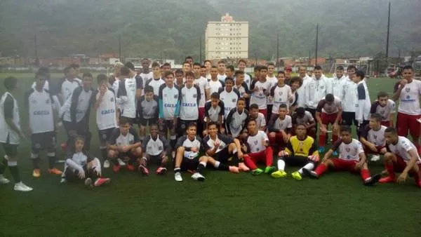 Atletas do sub-15 do Santos e do Gera no CT Meninos da Vila | Foto: Divulgação