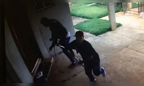 Bandido com muletas é flagrado furtando casa; Ele e mais dois envolvidos foram presos  
