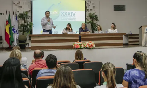 Beto Preto representa Ratinho Júnior em congresso e recebe carta com as demandas da Saúde no Paraná