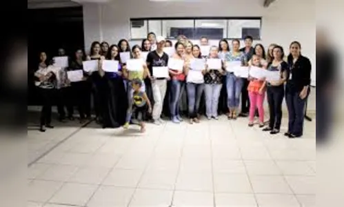 Alunos recebem certificados após cursos de qualificação profissional