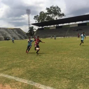 Luís Felipe disputa lance com defensor do São Bento: meia fez um dos gols do Apucarana no jogo-treino nesta sexta-feira - Foto: Divulgação