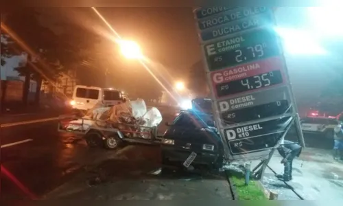 
							Motorista embriagado é preso após bater contra placa de posto em Apucarana 
						
						