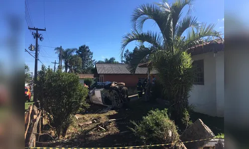 Carro invade quintal de casa e deixa dois mortos