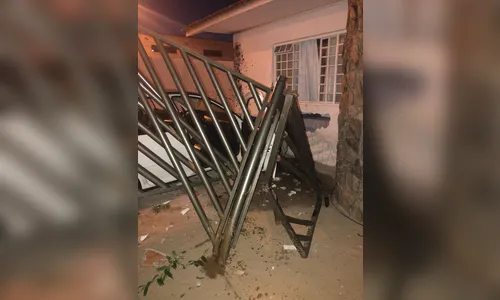 Motorista embriagado derruba portão e invade residência