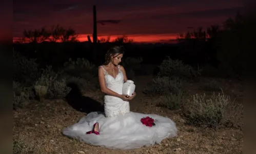 
						
							Mulher veste-se de noiva e faz montagens no dia que aconteceria o casamento com noivo que morreu em acidente
						
						