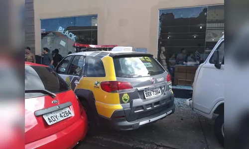 Viatura da PM que transportava suspeito se envolve em acidente