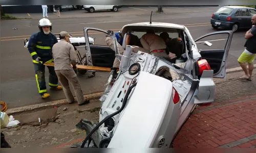 Carro ocupado por casal fica desgovernado e se choca contra árvore na Avenida Minas Gerais