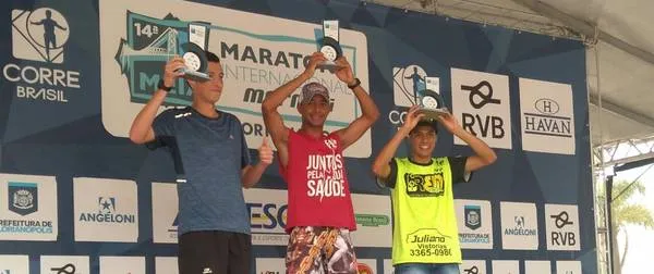 Luiz Henrique Pereira, de Apucarana, foi campeão em sua categoria na Meia Maratona de Florianópolis - Foto: Divulgação