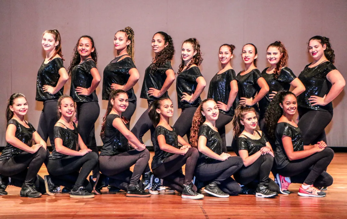 Escola Municipal de Dança se apresenta no Cine Teatro