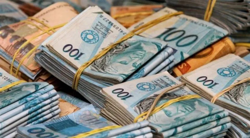 Mulher entregou montante em dinheiro. - Foto: Reprodução/Redesuldenoticias.com.br