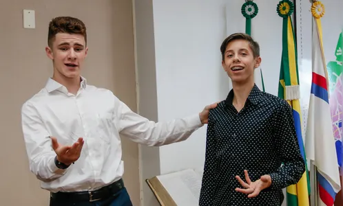 Apucarana terá show dos jovens tenores Delazeri & Juan Pablo