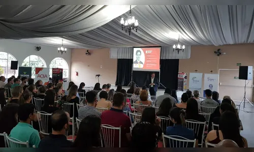 Palestrante e escritor Rodrigo Ribeiro         atrai grande público 