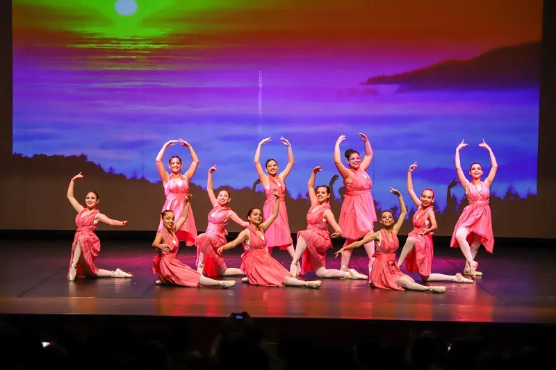 Dezesseis coreografias apresentadas pelos bailarinos foram aplaudidas pelo público de cerca de mil pessoas presentes às duas sessões na noite de quarta-feira (Fotos: Profeta)