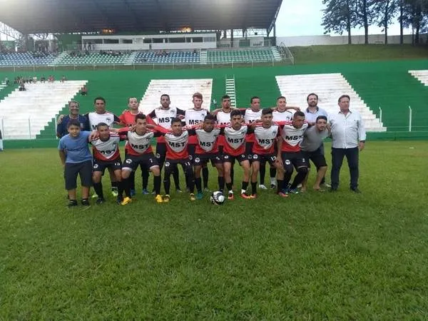 O time de futebol do Assentamento Dorcelina Folador foi campeão da Série Prata no Estádio dos Pássaros em Arapongas |  Foto: Divulgação