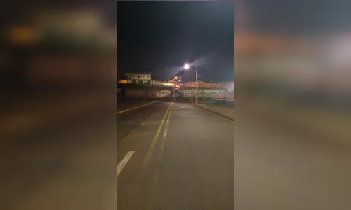 Linha férrea é desobstruída depois de locomotiva quebrar e trem bloquear tráfego em passagem de nível