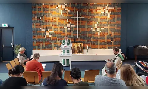 Culto há mais de 800 horas em igreja na Holanda visa evitar deportação de família evangélica