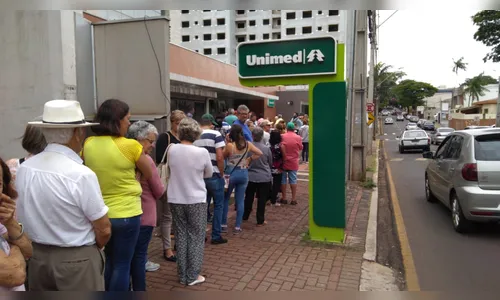 Dermatologistas realizam ação de prevenção ao câncer da pele na Unimed Apucarana
