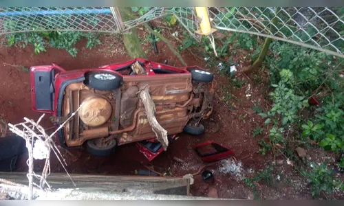 Carro despenca em ribanceira e três pessoas ficam feridas
