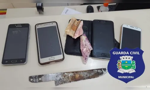 Mulher pula de ônibus em movimento durante  arrastão