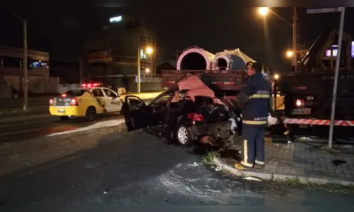 Acidente envolve carros e caminhão e deixa moça morta e cinco feridos 