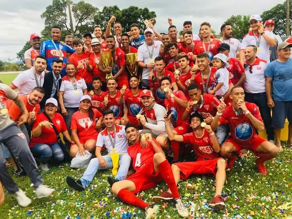 A Itapirense, do volante Gabriel e do meia Dainha, foi bicampeã no Campeonato Paulista Sub-20 - Foto: Divulgação