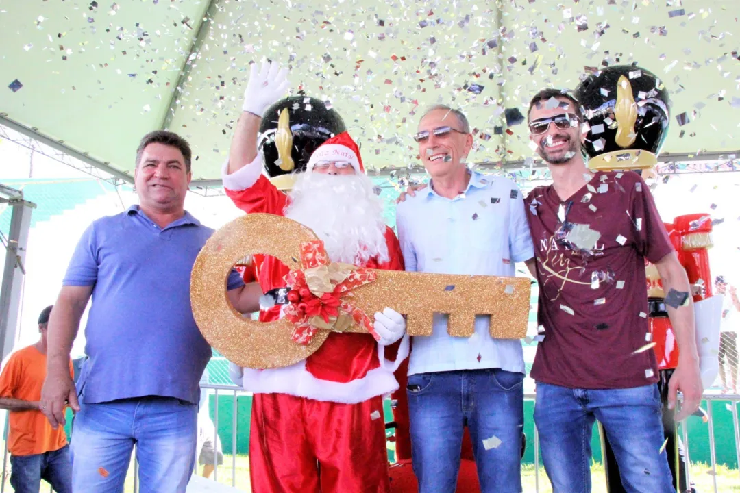 Chegada do Papai Noel abre comemorações natalinas em Arapongas