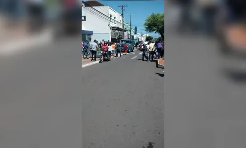 Ladrões tentam roubar carro-forte e suspeito tomba morto em confronto; 3 pessoas são feridas por balas perdidas