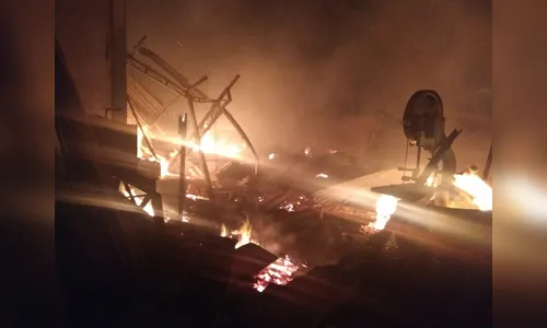 Incêndio destrói fábrica de estofados em Arapongas; veja vídeo