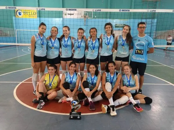 A equipe sub-16 da Prefeitura de Arapongas/Avoar ficou em primeiro lugar na Liga Estadual de Vôlei Feminino em Irati - Foto: Divulgação
