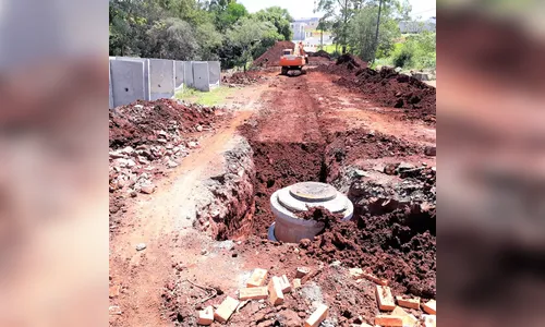 Sanepar realiza serviço em obra de revitalização da Rua Pavão