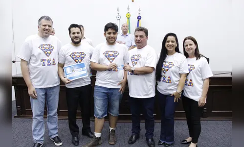 Autistas recebem carteira de identificação para garantir prioridade em Arapongas