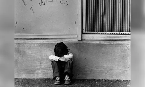   Crianças de um e dois anos são encontradas na rua após pais saírem e deixarem sozinhas em casa