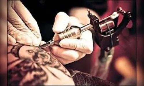 Adolescente de 14 anos aparece com tatuagem e mãe denuncia profissional