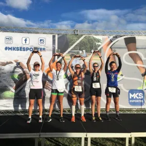 A atleta Rosiane Bolonhezi (ao centro) foi campeã brasileira de duathlon terrestre - Foto: Divulgação