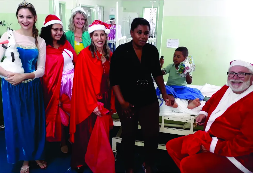 Voluntários presenteiam pacientes no Hospital da Providência Materno Infantil
