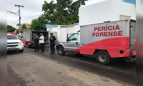 Assaltantes usam reféns como escudo humano em tiroteio com a polícia e dez pessoas morrem